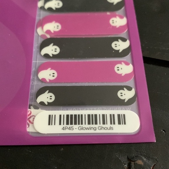 JAMBERRY Glow in the Dark Halloween Mummy Nail Wraps - All Wrapped Up - Picture 10 of 13